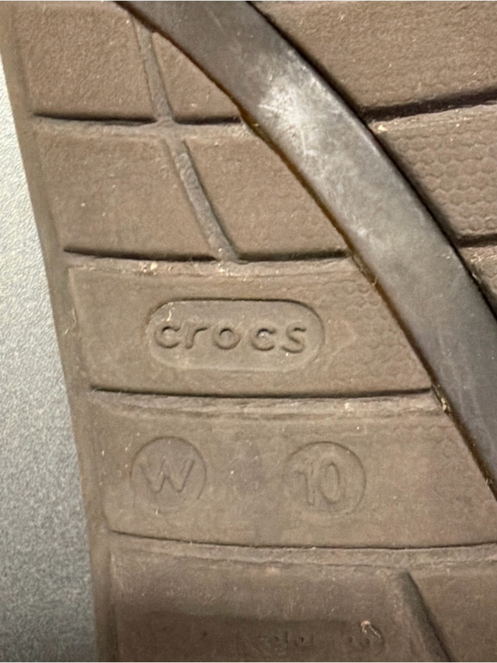 CROCS Women's Brown Slim-Strap Toe Loop Sandals - Picture 8 of 8